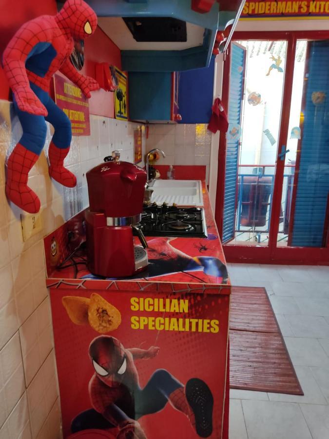 Hotel Spiderman House CTA Exterior foto